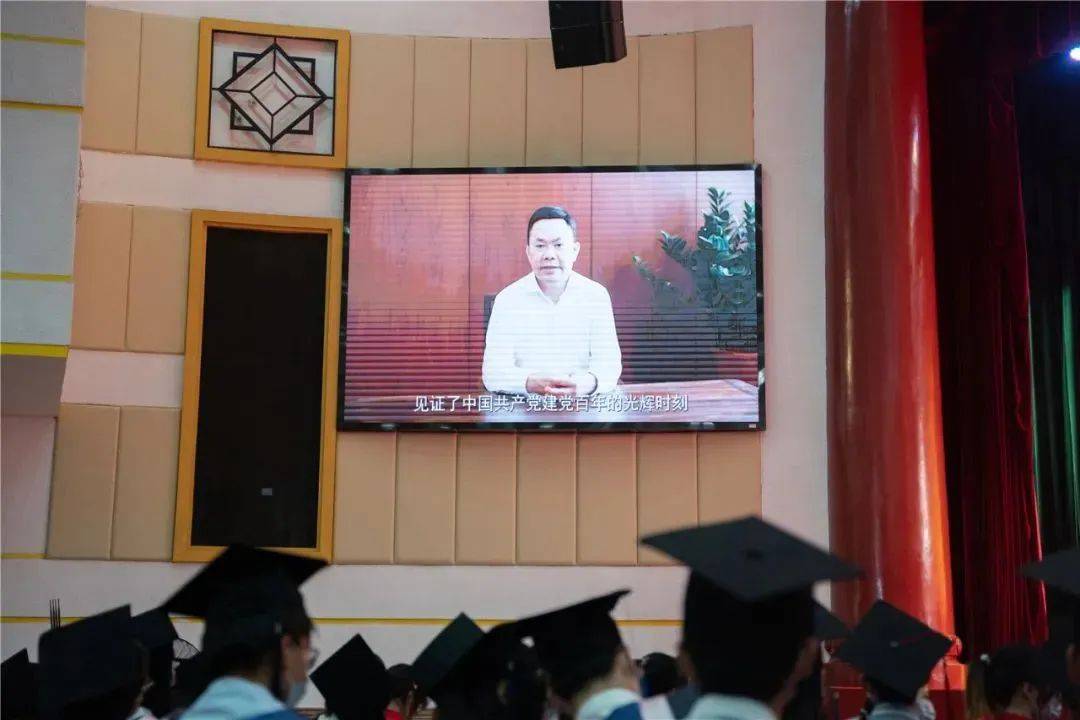 千亿体育中国有限责任公司董事长庄重作为厦门大学校友代表在2022届毕业典礼上进行发言 